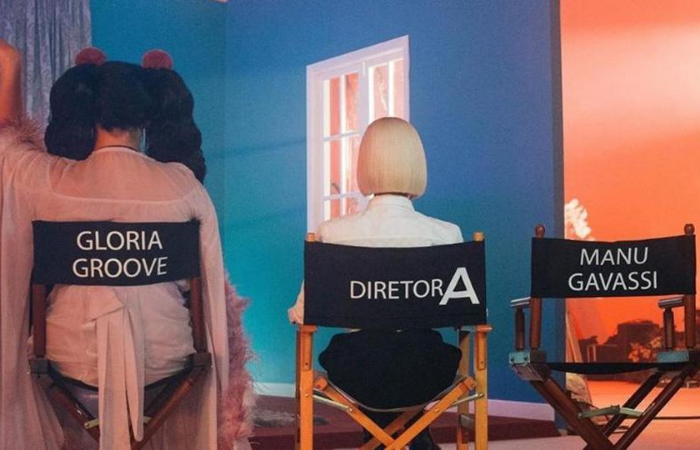 O clipe foi feito em parceria com a cantora Gloria Groove.