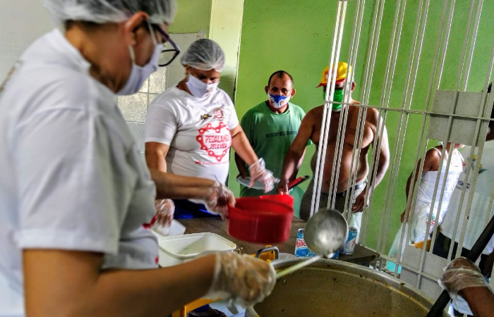 Distribui&ccedil;&atilde;o de alimentos, como munguz&aacute; ou sopa, acontece tr&ecirc;s vezes na semana./Foto: John Lenon/AOL.