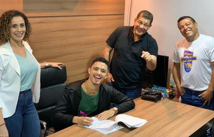 George assinando contrato na presen&ccedil;a de Gaby Pontes, Marlon Mayer e Edu Mayer./Foto: Divulga&ccedil;&atilde;o