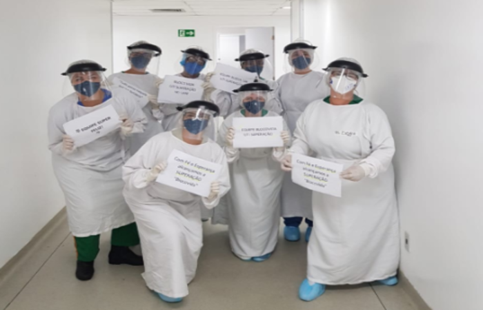 Profissionais de saúde do HC comemoraram a alta de pacientes/HC/Divulgação