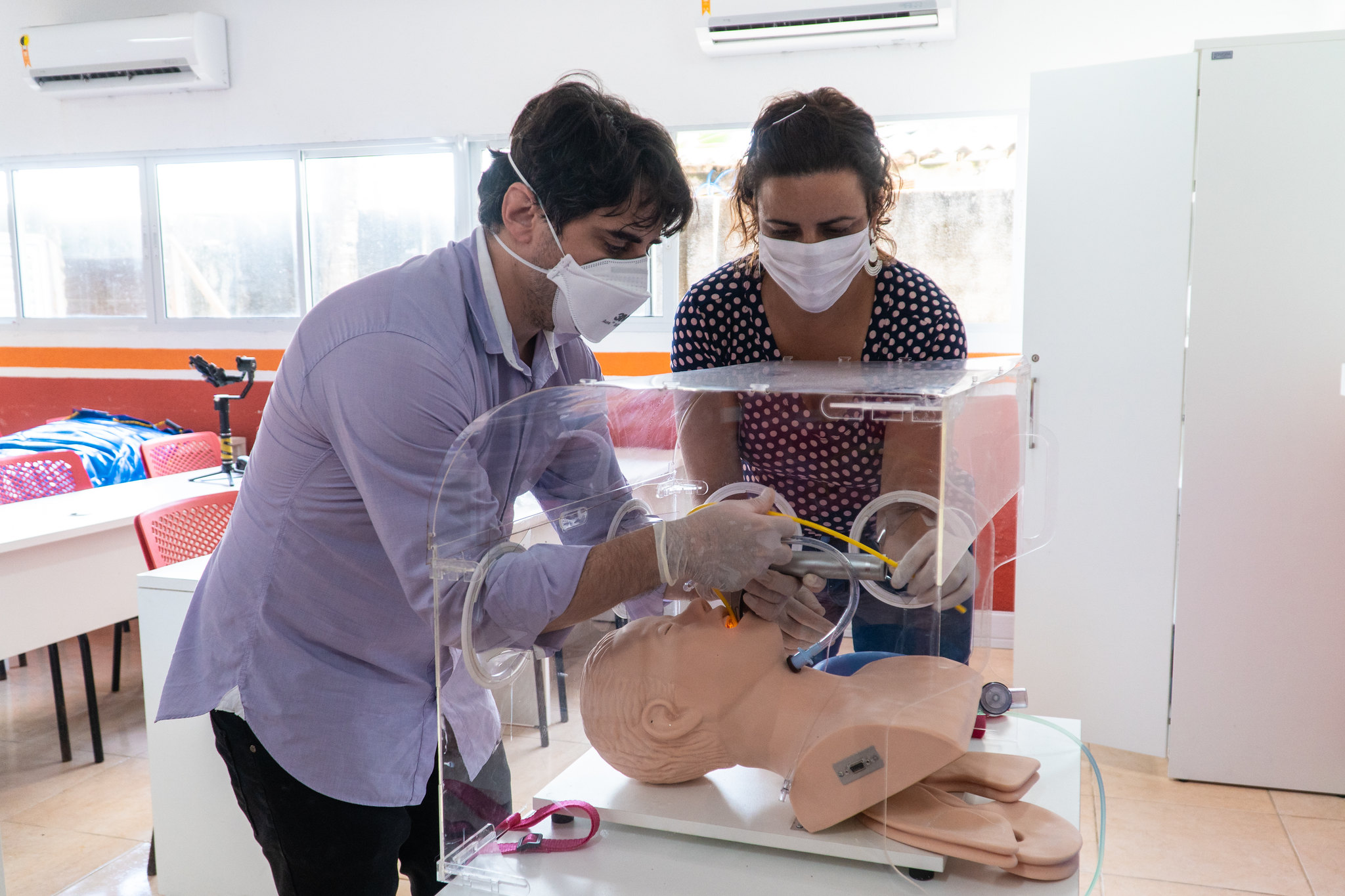 Caixas aerossol e protetores faciais que foram doados a tr&ecirc;s munic&iacute;pios do estado tiveram produ&ccedil;&atilde;o financiada pela Funda&ccedil;&atilde;o Mozilla/Rostand Costa/ Divulga&ccedil;&atilde;o