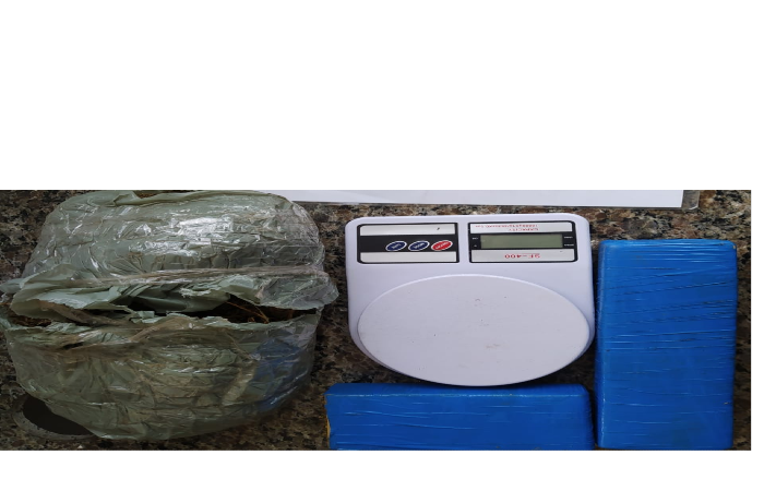 Uma equipe da 3ª CIPM prendeu um homem, neste sábado (29), com dois quilos de maconha e 10 trouxas de cocaína/Foto: Divulgação PM Uma equipe da 3ª CIPM prendeu um homem, neste sábado (29), com dois quilos de maconha e 10 trouxas de cocaína/Foto: Divulgação PM