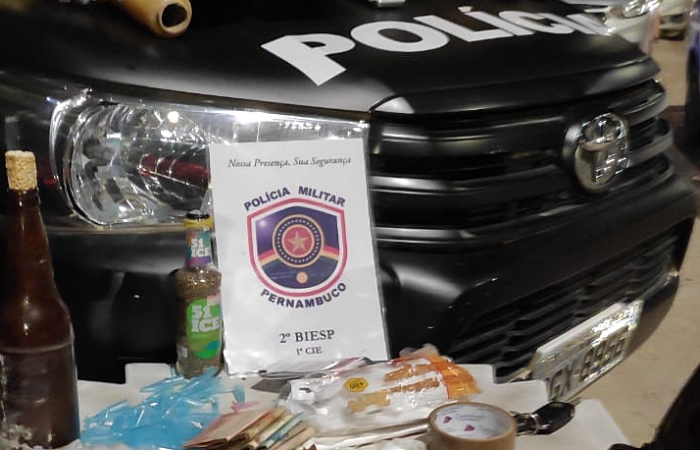 Foram 9.640 Kg de maconha, 940g de cocaína, além de arma de fogo, munições e dinheiro./Foto: Divulgação Polícia Militar Foram 9.640 Kg de maconha, 940g de cocaína, além de arma de fogo, munições e dinheiro./Foto: Divulgação Polícia Militar