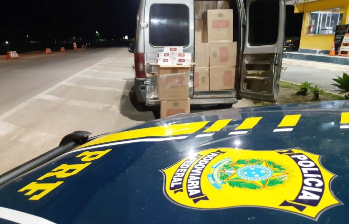 Mercadoria está avaliada em R$ 350 mil; motorista de Van tentou fugir em alta velocidade e pela contramão./Foto: Reprodução/PRF. Mercadoria está avaliada em R$ 350 mil; motorista de Van tentou fugir em alta velocidade e pela contramão./Foto: Reprodução/PRF.