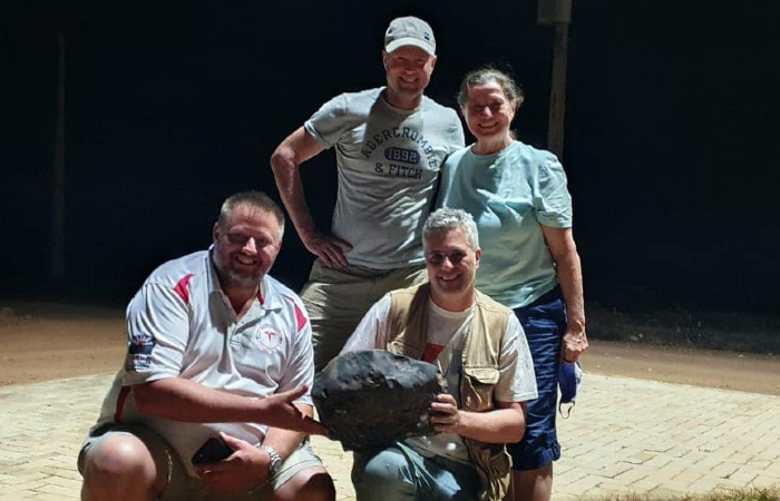 André Moutinho com outros pesquisadores junto ao meteorito gigante encontrado em Santa Filomena.