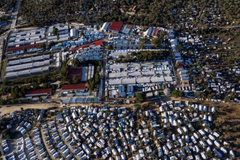 Esta foto de arquivo tirada em 1º de dezembro de 2019 mostra uma vista aérea do campo de refugiados oficial de Moria e do campo improvisado ao redor dele, na ilha grega de Lesbos, no mar Egeu./foto: ARIS MESSINIS / AFP