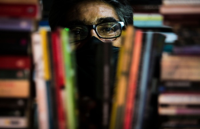 Severino Augusto, um dos primeiros lojistas da Praça do Sebo, começou a vender pelo Whatsapp/Foto: Tarciso Augusto / Diario de Pernambuc0 Severino Augusto, um dos primeiros lojistas da Praça do Sebo, começou a vender pelo Whatsapp/Foto: Tarciso Augusto / Diario de Pernambuc0