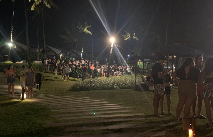 Festa com aglomeração de jovens estava acontecendo no condomínio, antes da PM e da Guarda Civil chegarem no local./Foto: Reprodução/WhatsApp. Festa com aglomeração de jovens estava acontecendo no condomínio, antes da PM e da Guarda Civil chegarem no local./Foto: Reprodução/WhatsApp.