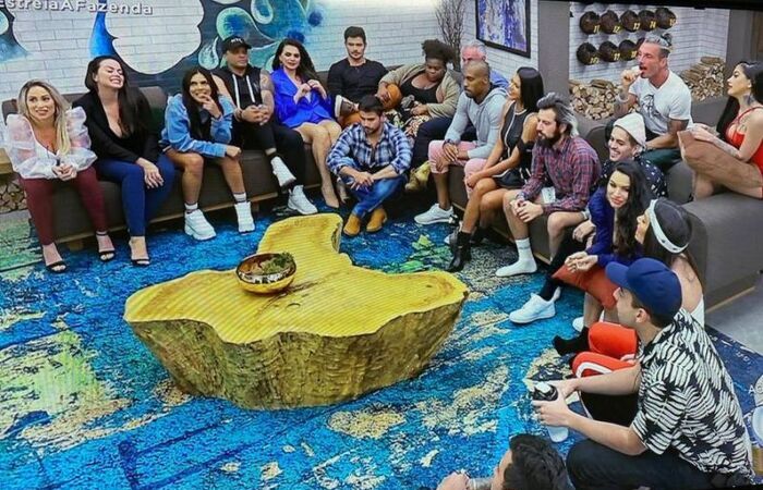 A casa já percebeu um clima tenso entre Stéfani e Lipe e Mirella e Raissa/Foto: Reprodução/Record TV