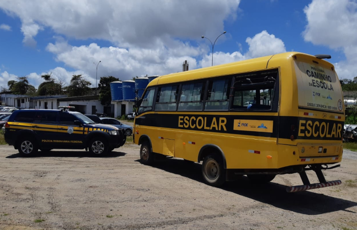 Motorista era inabilitado e o veículo é utilizado por prefeitura para transporte de estudantes./Foto: Reprodução/PRF. Motorista era inabilitado e o veículo é utilizado por prefeitura para transporte de estudantes./Foto: Reprodução/PRF.