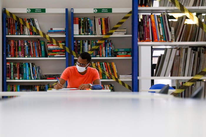 Danilo Ferreira utiliza a biblioteca para estudar para o Enem./Foto: Leandro de Santana/Esp. DP.