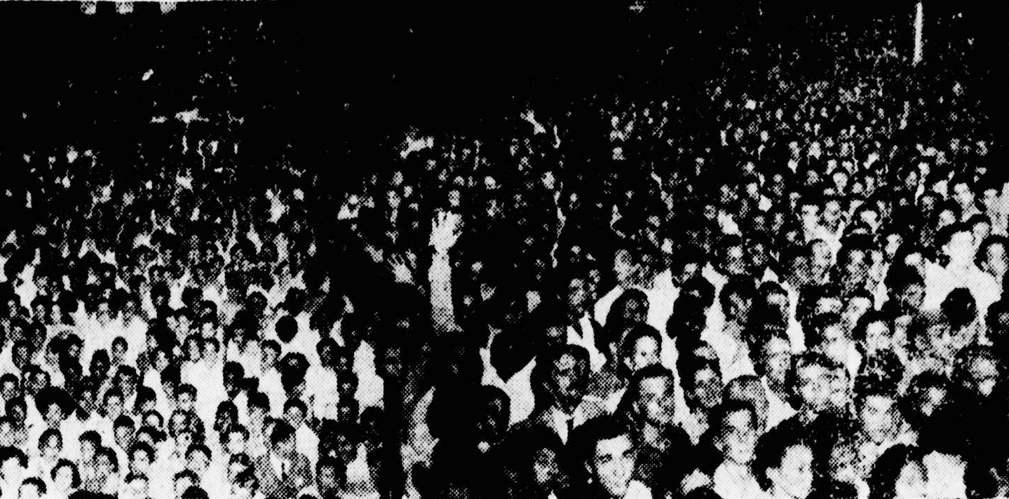 Multidão assistindo a TV na noite de 23 de outubro de 1954