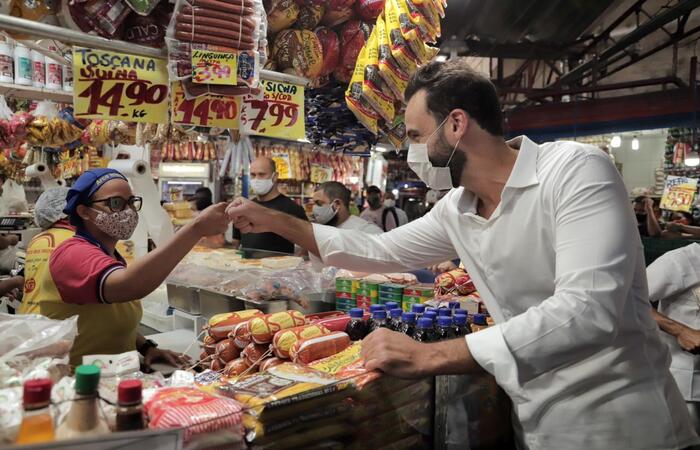 /O candidato circulou no Mercado de Afogados nesta sexta-feira. Foto: Costa Neto/Divulgação /O candidato circulou no Mercado de Afogados nesta sexta-feira. Foto: Costa Neto/Divulgação