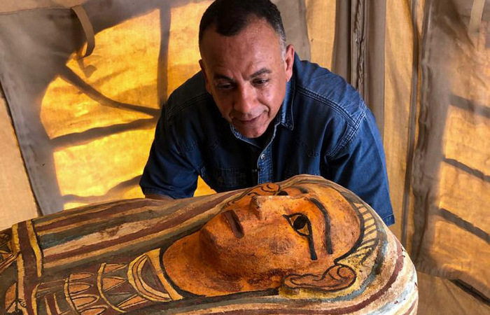 Os sarcófagos estavam no fundo de um poço no sudoeste do Cairo/Foto: Egyptian Ministry of Antiquities/AFP Os sarcófagos estavam no fundo de um poço no sudoeste do Cairo/Foto: Egyptian Ministry of Antiquities/AFP