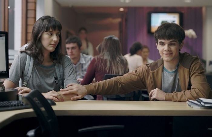 Cena do filme Hoje Eu Quero Voltar Sozinho, com Giovana (Tess Amorim) e Leonardo (Ghilherme Lobo)/Foto: Lacuna Filmes/Divulga&ccedil;&atilde;o