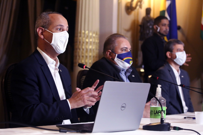 Volta às aulas foi detalhada em coletiva de imprensa nesta segunda-feira (21). 