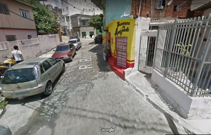 Foram disparados 10 tiros conta a vítima, que morreu na hora./Foto: Goggle Streeat View Foram disparados 10 tiros conta a vítima, que morreu na hora./Foto: Goggle Streeat View