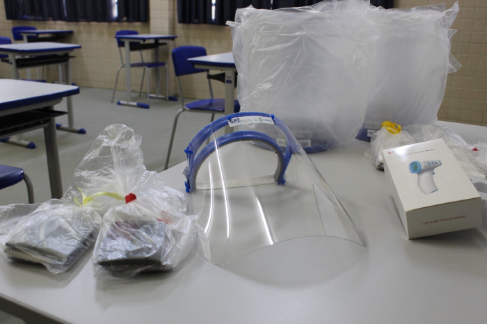 Escolas estão recebendo kits com termômetros, face shields e máscaras, além de materiais educativos.