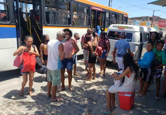 Passageiros ficam aglomerados durante embarque e desembarque dos ônibus.