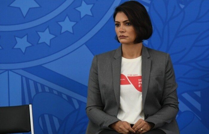 A canção faz alusão satírica aos depósitos de cheques no valor de R$ 89 mil que teriam sido feitos por Fabrício Queiroz/Foto: Ed Alves/CB/D.A Press