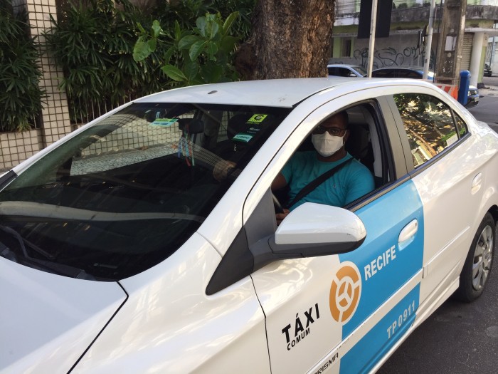 O taxista Tiago Henrique, 28, só trabalhou para dois clientes no período de rígido isolamento social./(Gabriel Inácio/Esp. DP) O taxista Tiago Henrique, 28, só trabalhou para dois clientes no período de rígido isolamento social./(Gabriel Inácio/Esp. DP)