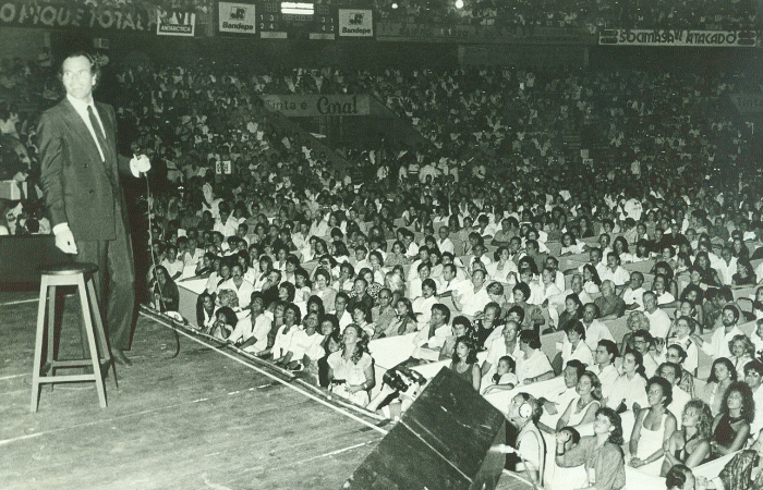 Julio Iglesias se apresentou no Geraldão em 22 de janeiro de 1988./Foto: Edvaldo Rodrigues/Arquivo DP