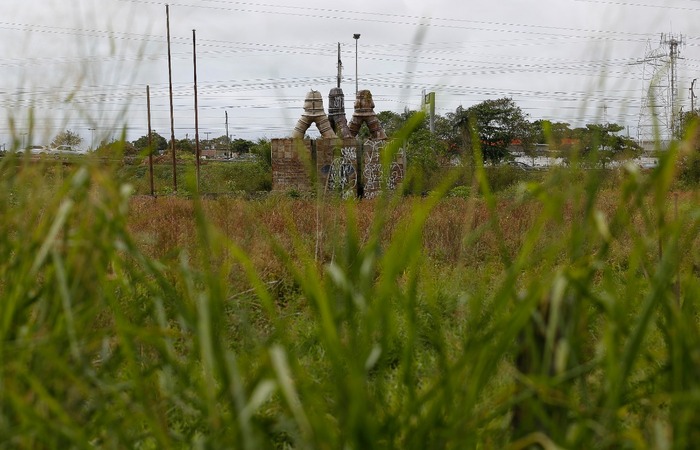 Na BR-232, a obra sofre com constantes ataques de vandalismo./Foto: Leandro de Santana/ DP Foto