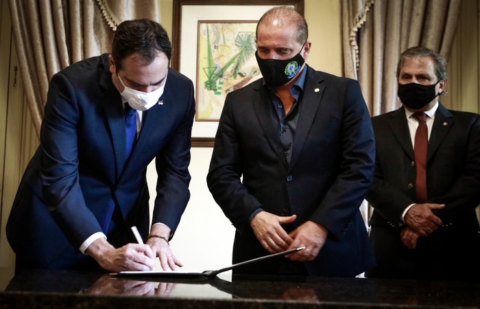 Paulo Câmara e Onyx Lorenzoni assinaram aporte no Palácio do Campo das Princesas.