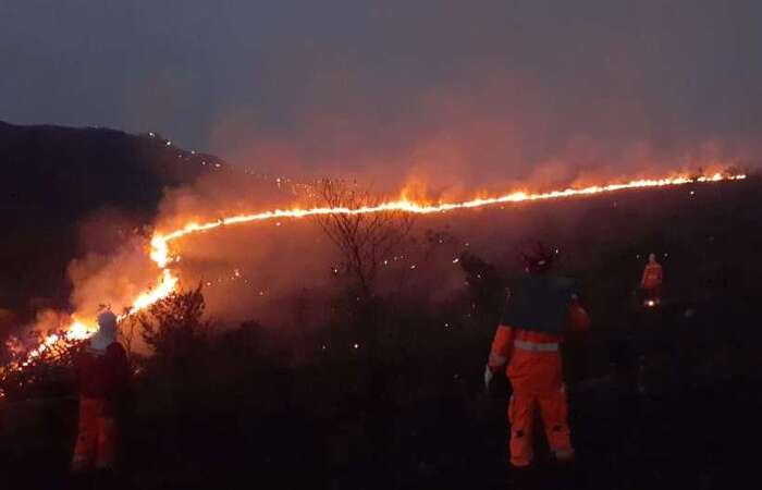 Incêndio na Gruta Rei do Mato já destruiu o equivalente a 196 campos de futebol/Foto: CBMG/Divulgação Incêndio na Gruta Rei do Mato já destruiu o equivalente a 196 campos de futebol/Foto: CBMG/Divulgação