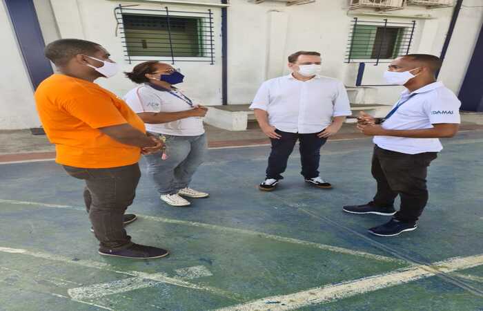 /O candidato conversou com os moradores e disse conhecer a máquina da prefeitura por mais de 10 anos. Foto: Divulgação /O candidato conversou com os moradores e disse conhecer a máquina da prefeitura por mais de 10 anos. Foto: Divulgação