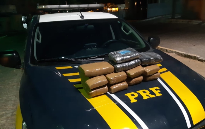 Motorista do veículo chamou a atenção dos policiais porque estava utilizando o celular/Foto: Reprodução/PRF.