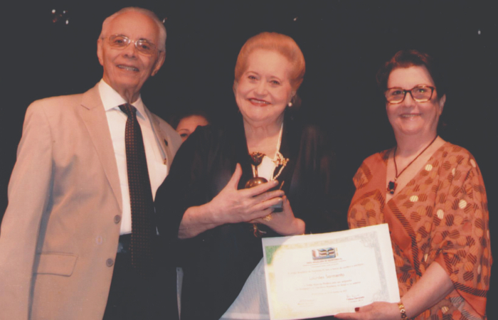 Lourdes Sarmento (centro) recebendo prêmio na Academia Brasileira de Letras/Foto: Divulgação