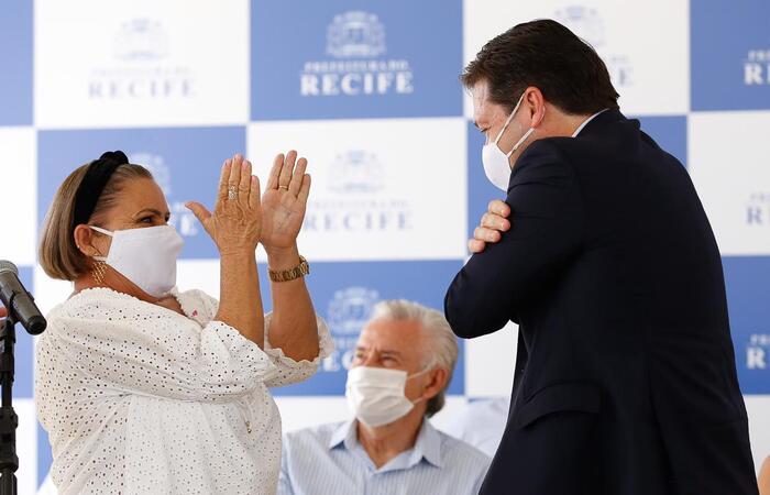 Prefeito Geraldo Júlio e a Representante da Pessoa Idosa, Lenilta Garcia.
