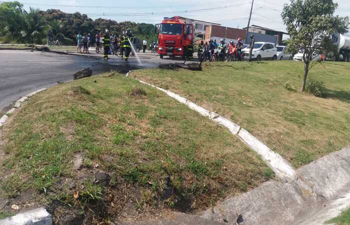 Os Bombeiros já limparam a via. 