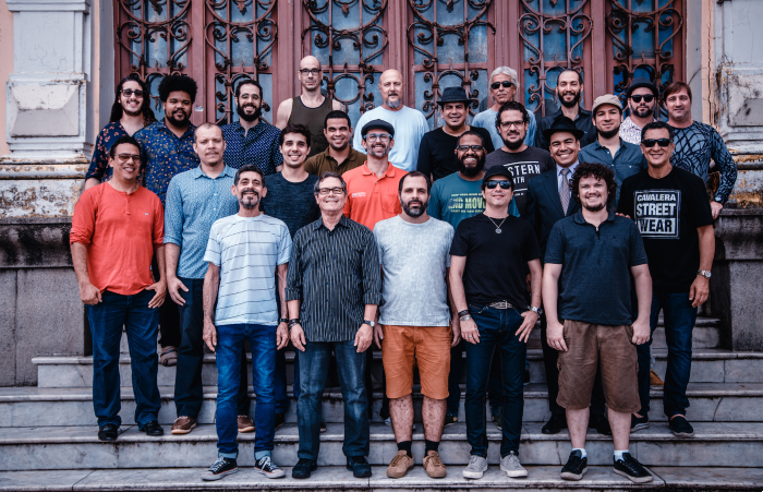 Músicos pernambucanos reunidos em fotografia que remete ao Great Day in Harlem, em Nova York