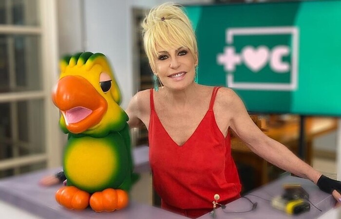 Apresentadora apareceu usando penteado e luvas de quando o programa estreou, duas décadas atrás/Foto: Reprodução/Instagram Apresentadora apareceu usando penteado e luvas de quando o programa estreou, duas décadas atrás/Foto: Reprodução/Instagram