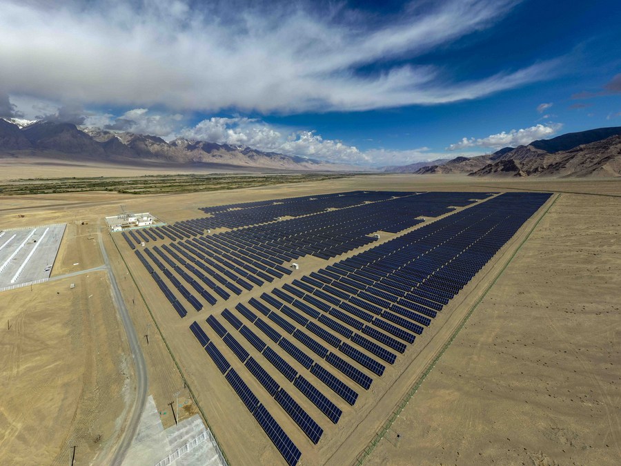 /Foto aérea tirada em 15 de junho de 2020 mostra uma estação de energia fotovoltaica, um projeto de alívio da pobreza auxiliado pela cidade de Shenzhen, sul da China, no distrito autônomo de Taxkorgan Tajik, na Região Autônoma Uigur de Xinjiang, noroeste da China. Foto: Xinhua/Hu Huhu /Foto aérea tirada em 15 de junho de 2020 mostra uma estação de energia fotovoltaica, um projeto de alívio da pobreza auxiliado pela cidade de Shenzhen, sul da China, no distrito autônomo de Taxkorgan Tajik, na Região Autônoma Uigur de Xinjiang, noroeste da China. Foto: Xinhua/Hu Huhu