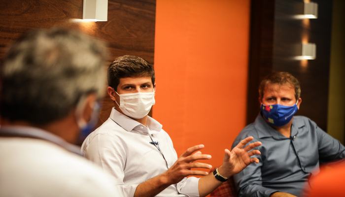 Campos (PSB) ao lado do diretor do Porto Digital (Pierre Lucena) em sabatina nesta quinta (8)/Foto: Divulgação