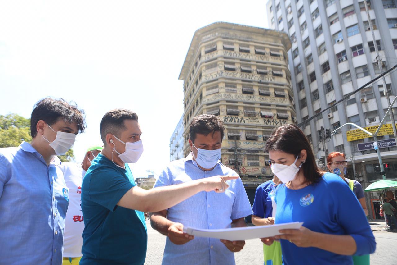 O político caminhou pelo Centro, onde conversou com comerciantes, camelôs, vendedores, e participou de uma reunião com lojistas. Foto: Guga Matos/Divulgação/Foto: Guga Matos/Divulgação O político caminhou pelo Centro, onde conversou com comerciantes, camelôs, vendedores, e participou de uma reunião com lojistas. Foto: Guga Matos/Divulgação/Foto: Guga Matos/Divulgação