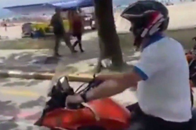 Vídeo foi gravado no Guarujá (SP), onde o presidente passa o feriado prolongado. Nas imagens, ele abraça apoiadores sem máscara/Foto: Reprodução/Twitter Vídeo foi gravado no Guarujá (SP), onde o presidente passa o feriado prolongado. Nas imagens, ele abraça apoiadores sem máscara/Foto: Reprodução/Twitter