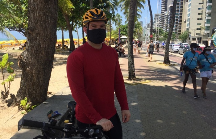 O professor Mauro Alexandre vai à praia de Boa Viagem sempre aos domingos pedalar na ciclovia e evita aglomerações