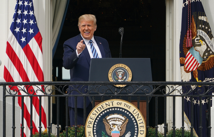Trump disse estar "imune" um dia depois que seu médico, Sean Conley, emitiu uma breve mensagem na qual indicava que não havia mais o risco de o presidente transmitir o vírus. Foto: Mandel Ngan/AFP/Foto: Mandel Ngan/AFP Trump disse estar "imune" um dia depois que seu médico, Sean Conley, emitiu uma breve mensagem na qual indicava que não havia mais o risco de o presidente transmitir o vírus. Foto: Mandel Ngan/AFP/Foto: Mandel Ngan/AFP