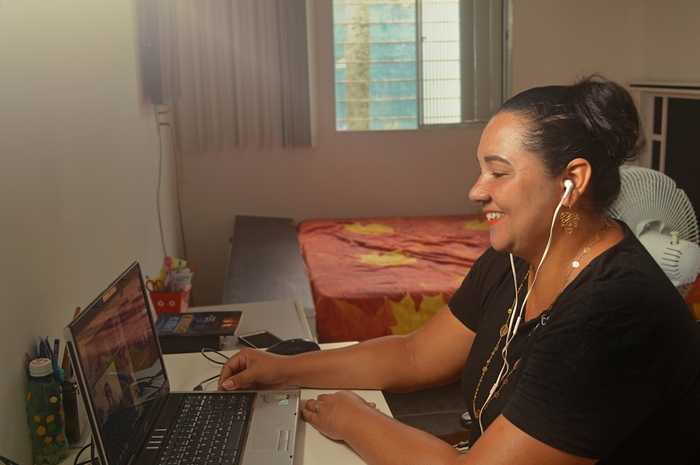 Professora Midiam Souza, 42 anos, dá aulas remotas/Gilson Santana/Arquivo pessoal Professora Midiam Souza, 42 anos, dá aulas remotas/Gilson Santana/Arquivo pessoal