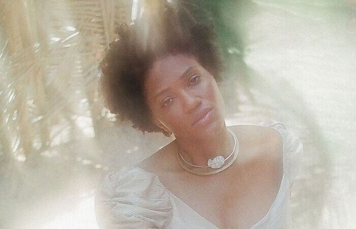 'Bom mesmo é estar debaixo d'água' tem influência de jazz e ritmos africanos e foi produzido produziu enquanto a artista estava grávida/Foto: Reprodução/Instagram 'Bom mesmo é estar debaixo d'água' tem influência de jazz e ritmos africanos e foi produzido produziu enquanto a artista estava grávida/Foto: Reprodução/Instagram