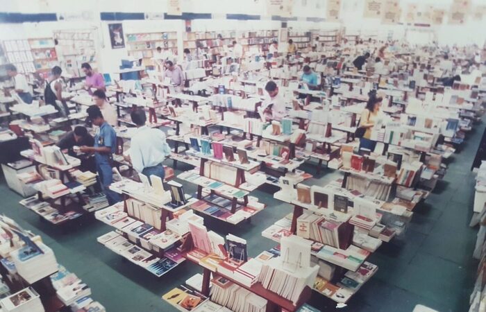 Em formato de L, sem balcão e com livre circulação, a Livro 7 foi um dos maiores redutos culturais e políticos de Pernambuco./Foto: Acervo Pessoal Em formato de L, sem balcão e com livre circulação, a Livro 7 foi um dos maiores redutos culturais e políticos de Pernambuco./Foto: Acervo Pessoal