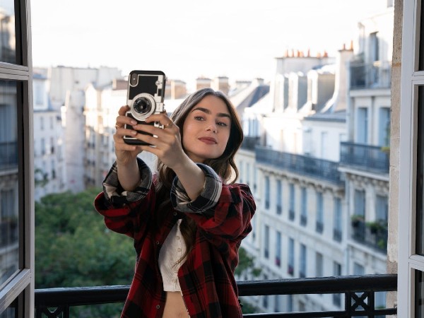 A personagem vai a Paris colaborar com novas diretrizes para as mídias sociais.