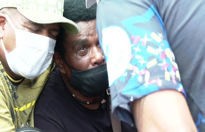 Neguinho da Beija-Flor é amparado por amigos no enterro do neto Gabriel/Foto: Reprodução/TV Globo