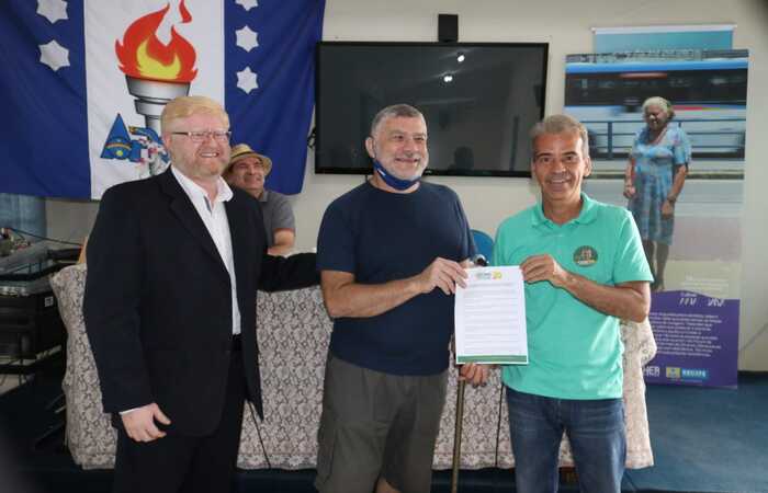 Juntamente com o vice, o Pastor Wellington Carneiro, Feitosa assinou um termo em que apresenta as propostas para garantir a inclusão das pessoas com deficiência./Foto: Divulgação Juntamente com o vice, o Pastor Wellington Carneiro, Feitosa assinou um termo em que apresenta as propostas para garantir a inclusão das pessoas com deficiência./Foto: Divulgação