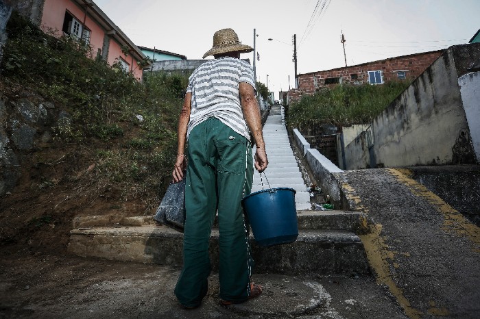O bairro de Águas Compridas, em Olinda, não tem feito jus ao seu nome nos últimos anos. Desde 2016 o fornecimento de água é precário e as famílias já não sabem mais a quem recorrer./Fotos: Paulo Paiva / DP. O bairro de Águas Compridas, em Olinda, não tem feito jus ao seu nome nos últimos anos. Desde 2016 o fornecimento de água é precário e as famílias já não sabem mais a quem recorrer./Fotos: Paulo Paiva / DP.