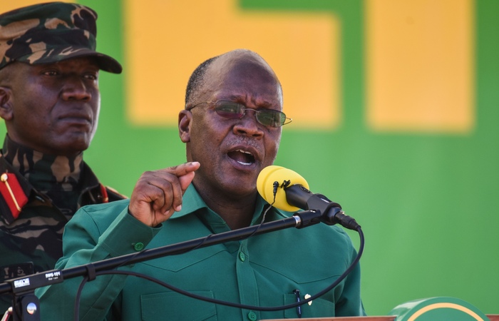 De acordo com a oposição, a reeleição do presidente John Magufuli é fraudulenta/Foto: Ericky Boniphace/AFP De acordo com a oposição, a reeleição do presidente John Magufuli é fraudulenta/Foto: Ericky Boniphace/AFP